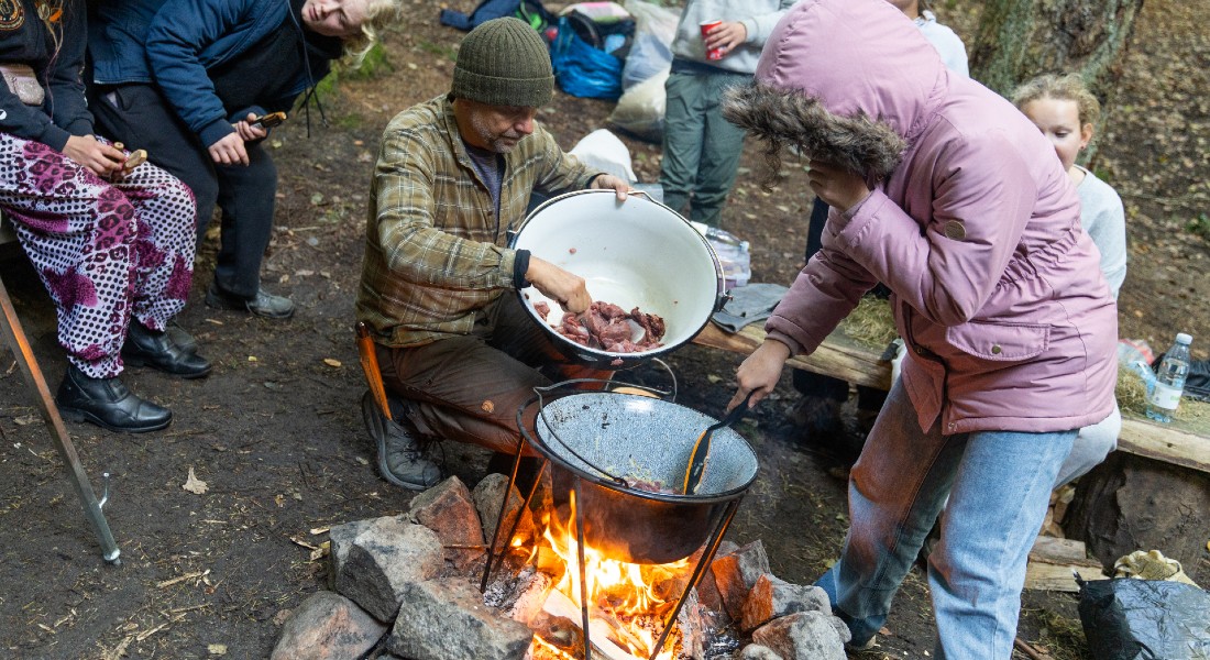 Børn på skovcamp med en friluftsvejleder